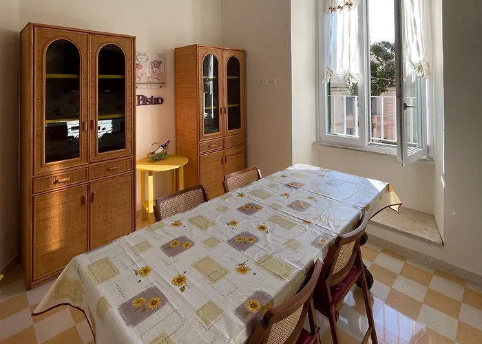 Domus Claudia San Giovanni 아파트 *